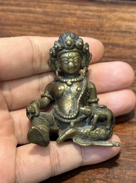 Een collectie Chinese en Sino-Tibetaanse bronzen sculpturen en scrollgewichten, Qing