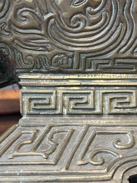 Een Chinees bronzen ritueel vat, 'Fu', Qianlong zegelmerk en uit de periode