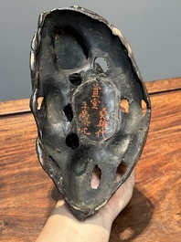 Tr&egrave;s rare br&ucirc;le-parfum couvert en forme de Laozi assit sur le rocher, Yuan