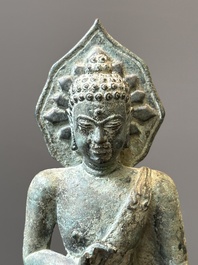 Twee bronzen figuren van een staande Bodhisattva, Centraal Java, 11/13e eeuw