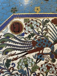 Een paar grote Chinese achthoekige cloisonn&eacute; 'bianhu' vazen, Qianlong/Jiaqing