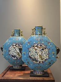 Een paar grote Chinese achthoekige cloisonn&eacute; 'bianhu' vazen, Qianlong/Jiaqing