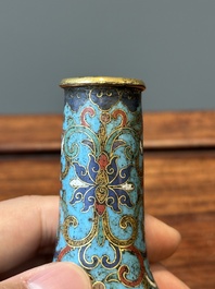 Petit vase de forme bouteille en &eacute;maux cloisonn&eacute;s &agrave; d&eacute;cor de rinceaux de lotus, Chine, marque et &eacute;poque de Qianlong