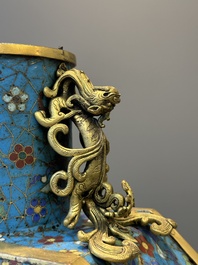 Paire de grands vases de forme octogonale de type 'bianhu' en &eacute;maux cloisonn&eacute;s, Chine, Qianlong/Jiaqing