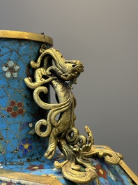 Een paar grote Chinese achthoekige cloisonn&eacute; 'bianhu' vazen, Qianlong/Jiaqing