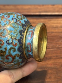 Petit vase de forme bouteille en &eacute;maux cloisonn&eacute;s &agrave; d&eacute;cor de rinceaux de lotus, Chine, marque et &eacute;poque de Qianlong