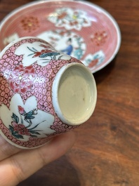 Cinq tasses et soucoupes en porcelaine de Chine famille rose &agrave; d&eacute;cor figuratif, Yongzheng