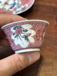 Cinq tasses et soucoupes en porcelaine de Chine famille rose &agrave; d&eacute;cor figuratif, Yongzheng