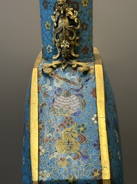 Een paar grote Chinese achthoekige cloisonn&eacute; 'bianhu' vazen, Qianlong/Jiaqing