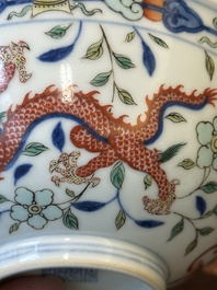 Bol en porcelaine de Chine wucai &agrave; d&eacute;cor de dragons et ph&eacute;nix, marque et &eacute;poque de Daoguang