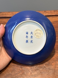 Assiette en porcelaine de Chine bleu poudr&eacute;,  marque et &eacute;poque de Guangxu