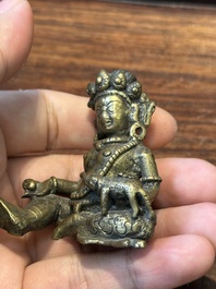 Een collectie Chinese en Sino-Tibetaanse bronzen sculpturen en scrollgewichten, Qing