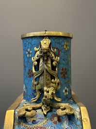 Paire de grands vases de forme octogonale de type 'bianhu' en &eacute;maux cloisonn&eacute;s, Chine, Qianlong/Jiaqing