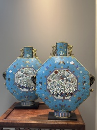 Een paar grote Chinese achthoekige cloisonn&eacute; 'bianhu' vazen, Qianlong/Jiaqing