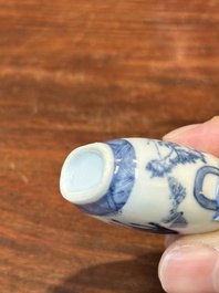 Drie Chinese blauw-witte snuifflessen, Yongzheng merk, 19e eeuw