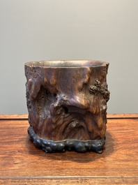 Grand pot &agrave; pinceaux en bois huanghuali sculpt&eacute; &agrave; d&eacute;cor tao&iuml;ste, Chine, 17/18&egrave;me