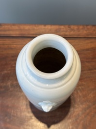 Vase en porcelaine blanche de Dehua &agrave; d&eacute;cor floral incis&eacute;, Chine, Kangxi