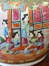 Een Chinese Canton famille rose kom en een flesvormige dekselvaas, 19e eeuw