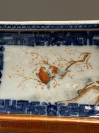 Een Chinese ruitvormige Canton famille rose vaas met mandarijns decor, Qianlong