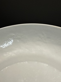Een Chinees monochroom wit geglazuurd bord met anhua drakendecor, 18e eeuw