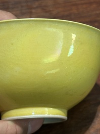 Paire de bols en porcelaine de Chine en jaune monochrome, marque de Yongzheng, 19&egrave;me