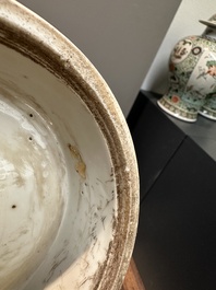 Vase de type 'hu' en porcelaine de Chine en rouge monochrome, marque de Qianlong, 19&egrave;me