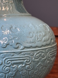 Een Chinese monochrome turquoise geglazuurde vaas met ruyi handgrepen, Qianlong merk, 19/20e eeuw