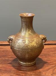 Vase de type 'hu' en porcelaine de Chine en brun monochrome &agrave; d&eacute;cor dor&eacute; de rinceaux de fleurs, marque et &eacute;poque de Jiaqing