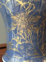 Een Chinese poederblauwe dekselvaas met verguld decor van een feniks tussen bloesemtakken, Qianlong