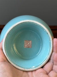 Vase en porcelaine de Chine en turquoise monochrome, marque et &eacute;poque de Qianlong