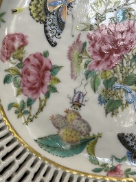 Trois plats de forme ovales ajour&eacute;s en porcelaine de Chine famille rose de Canton &agrave; d&eacute;cor de papillons et d'animaux marins, 19&egrave;me