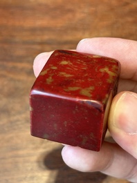 Een Chinese 'kippenbloed' spekstenen zegelstempel en een roodbruine jade zegelstempel, Qing