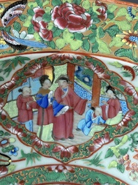 Een Chinees Canton famille rose bassin en een paar vazen met verhalend decor, 19e eeuw