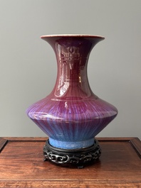 Een Chinese flamb&eacute; geglazuurde vaas op houten sokkel, 19e eeuw