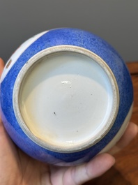 Paire de vases de forme triple gourde en porcelaine de Chine famille verte &agrave; fond bleu poudr&eacute; &agrave; d&eacute;cor d'antiquit&eacute;s, Kangxi