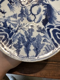 Paire de tazzas d'offrande en porcelaine de Chine en bleu et blanc &agrave; d&eacute;cor de '漁樵耕讀圖', marque Zhu Jiang Ruo Ji 珠江若記, 19&egrave;me