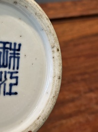 Paire de tazzas d'offrande en porcelaine de Chine en bleu et blanc &agrave; d&eacute;cor de '漁樵耕讀圖', marque Zhu Jiang Ruo Ji 珠江若記, 19&egrave;me