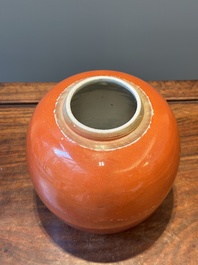 Pot de gingembre en porcelaine de Chine en rouge de corail monochrome au couvercle en bois, 18&egrave;me