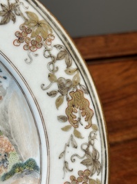 Rare assiette en porcelaine de Chine famille rose de Canton repr&eacute;sentant un fonctionnaire voyageant le long de la rivi&egrave;re des Perles, Qianlong