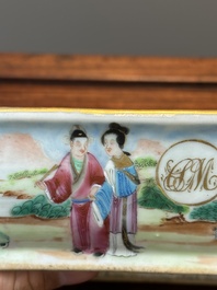 Een paar 'CSM' gemonogrammeerde Chinese famille rose dekselterrines, Jiaqing