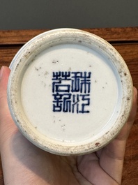 Paire de tazzas d'offrande en porcelaine de Chine en bleu et blanc &agrave; d&eacute;cor de '漁樵耕讀圖', marque Zhu Jiang Ruo Ji 珠江若記, 19&egrave;me