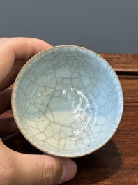 Tasse &agrave; th&eacute; en porcelaine de Chine de type ge &agrave; &eacute;mail craquel&eacute;, 19&egrave;me