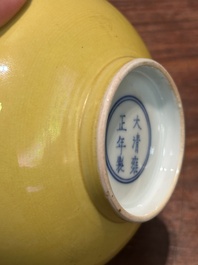 Paire de bols en porcelaine de Chine en jaune monochrome, marque de Yongzheng, 19&egrave;me