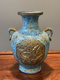 Vase de forme 'hu' en porcelaine de Chine aux &eacute;maux imitant le bronze et 'robin's egg', marque de Qianlong, 19&egrave;me