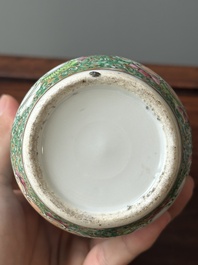 Un bassin et une paire de vases en porcelaine de Chine famille rose de Canton &agrave; d&eacute;cor narratif, 19&egrave;me