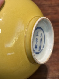 Paire de bols en porcelaine de Chine en jaune monochrome, marque de Yongzheng, 19&egrave;me