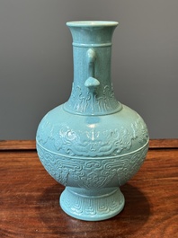 Een Chinese monochrome turquoise geglazuurde vaas met ruyi handgrepen, Qianlong merk, 19/20e eeuw