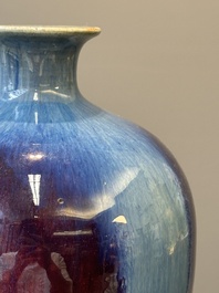Paire de vases de forme 'meiping' en porcelaine de Chine &agrave; &eacute;mail flamb&eacute;, 18&egrave;me