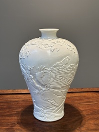 Vase de forme 'meiping' en biscuit &eacute;maill&eacute; blanc monochrome, sign&eacute; Wang Bingrong 王炳榮, Chine, 19/20&egrave;me