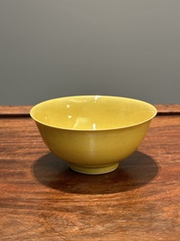 Paire de bols en porcelaine de Chine en jaune monochrome, marque de Yongzheng, 19&egrave;me